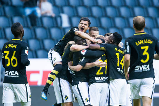 s Sebastian Larsson blir omkramad