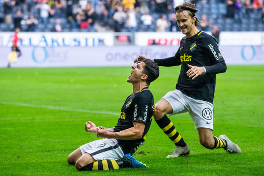 s Tarik Elyounoussi och Kristoffer Olsson jublar