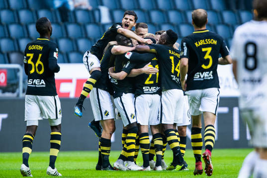 s Sebastian Larsson blir omkramad