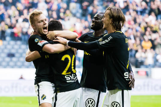 s Sebastian Larsson jublar med Tarik Elyounoussi, Enoch