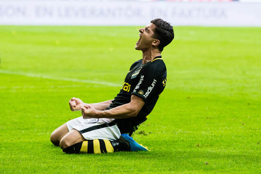 s Tarik Elyounoussi jublar