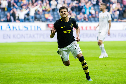 s Tarik Elyounoussi jublar