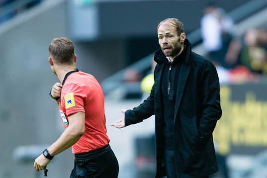 Häckens tränare Andreas Alm diskuterar med domare