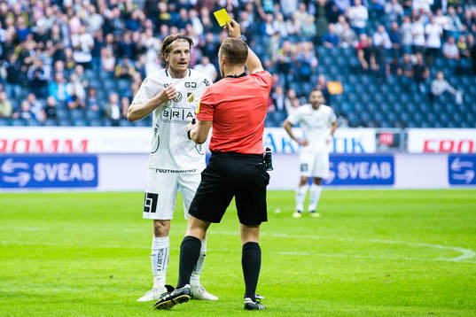 Häckens Erik Friberg får ett gult kort av domare