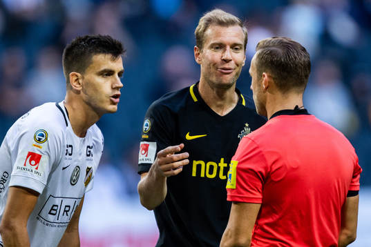 s Per Karlsson diskuterar med domaren