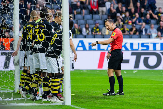 s tvingas mura på mållinjen