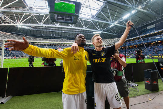 s Heradi Rashidi och Sebastian Larsson jublar