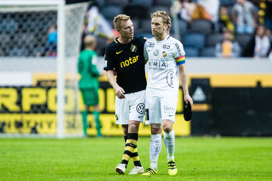 s Sebastian Larsson tröstar Häckens Rasmus Lindgren