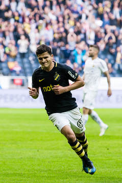 s Tarik Elyounoussi jublar
