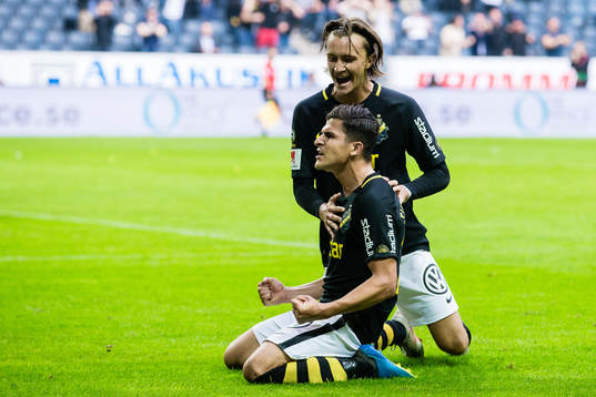 s Tarik Elyounoussi jublar med Kristoffer Olsson