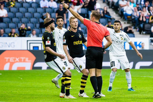s straff område medan AIK:s Sebastian Larsson och Daniel
