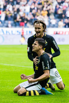 s Tarik Elyounoussi jublar med Kristoffer Olsson