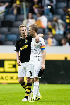 s Sebastian Larsson tröstar Häckens Rasmus Lindgren