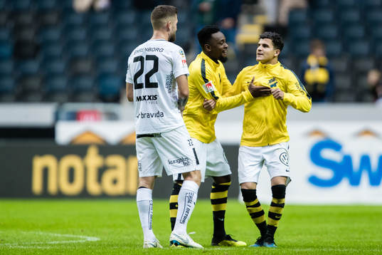 s Tarik Elyounoussi och Heradi Rashidi jublar