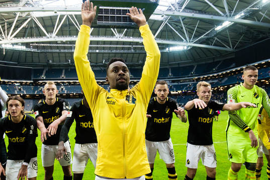s Heradi Rashidi jublar med lagkamrater