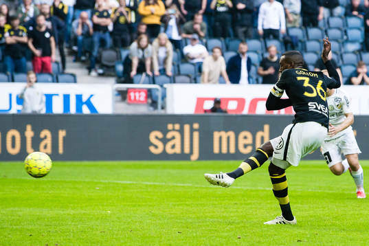 s Henok Goitom gör 2-0 på en straff