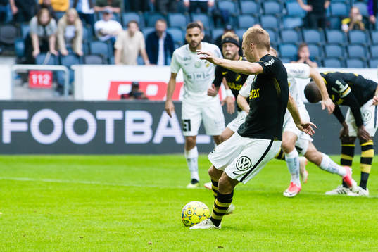 s Sebastian Larsson med en straffspark
