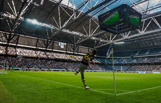 s Sebastian Larsson med en hörnspark