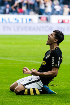 s Tarik Elyounoussi jublar