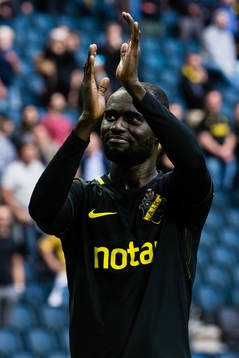 s Enoch Kofi Adu applåderar publiken