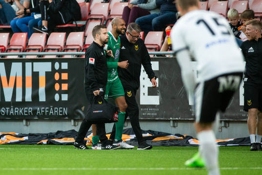 Östersunds målvakt Aly Keita blir skadad och får lämna
