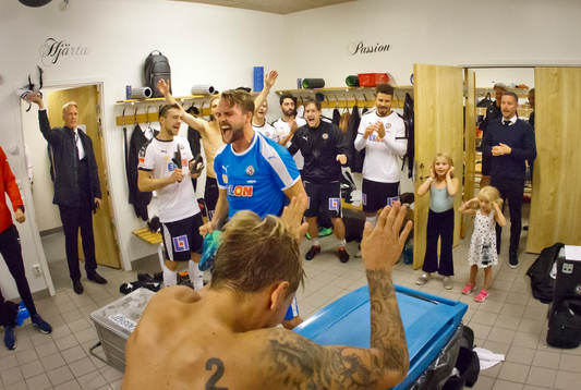 Örebros Daniel Björnkvist, målvakt Oscar Jansson, Victor