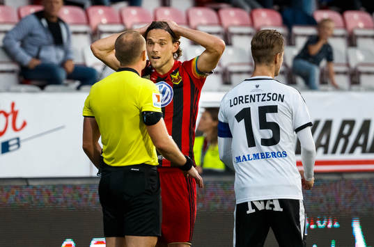 Östersunds Tom Pettersson deppar vid det bortdömda 2-2