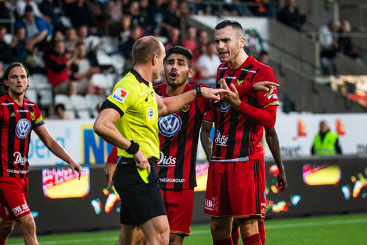 Östersunds Dino Islamovic och Hosam Aiesh protesterar