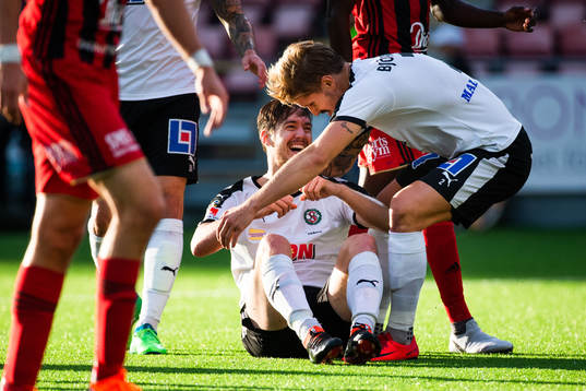 Örebros Victor Sköld jublar