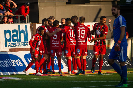 Östersunds Tom Pettersson blir omkramad