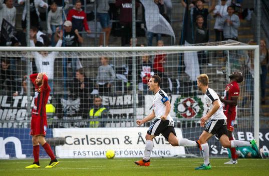 Örebros Nordin Gerzic gör 2-1 och jublar med Johan