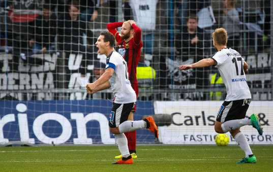 Örebros Nordin Gerzic gör 2-1 och jublar med Johan