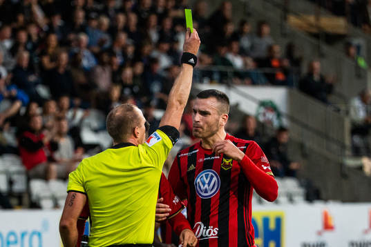 Östersunds Dino Islamovic får en varning