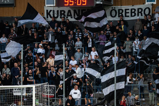 Örebros supportrar jublar