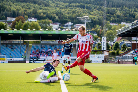Lars Vilsvik of Strømsgodset and Gjermund Åsen of Tromsø