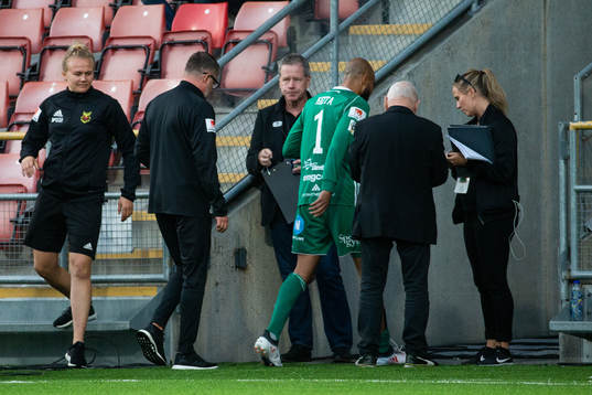 Östersunds målvakt Aly Keita blir skadad och får lämna