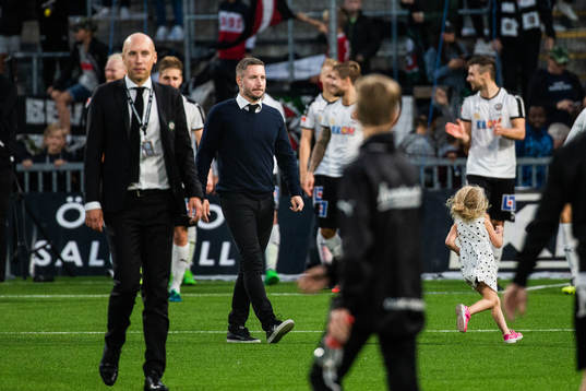 Örebros tränare Axel Kjäll jublar