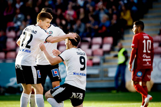 Örebros Victor Sköld gör 1-0 och jublar med Albin