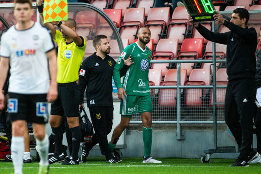 Östersunds målvakt Aly Keita blir skadad och får lämna