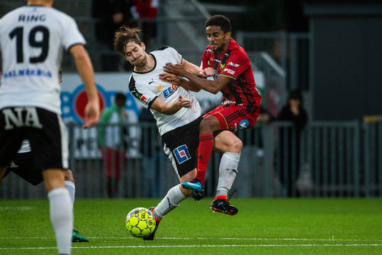 Örebros Victor Sköld och Östersunds Tesfaldet Tekie i en