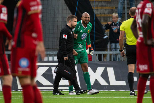 Östersunds målvakt Aly Keita blir skadad och får lämna