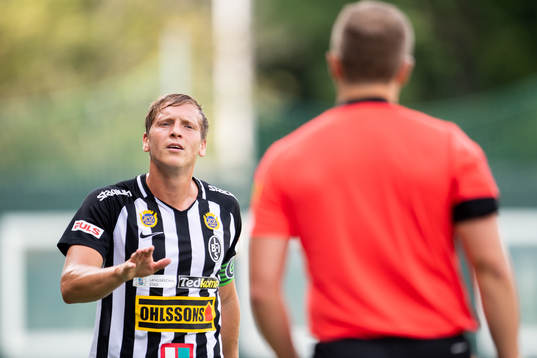 Landskronas Philip Andersson i samtal med en av linje domare