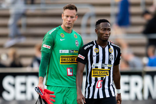 Landskronas målvakt Viktor Noring och Sadat Karim deppar
