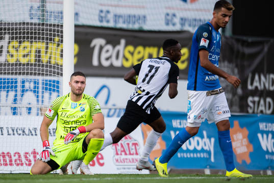 Landskronas Sadat Karim jublar bakom bakom Norrby målvakt