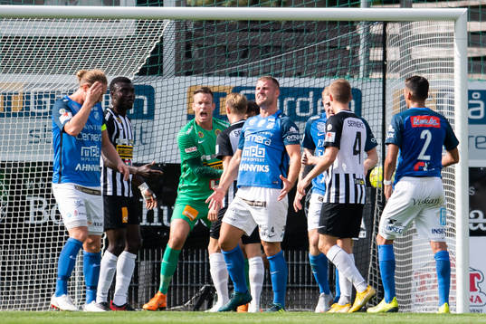 Landskronas målvakt Viktor Noring jublar