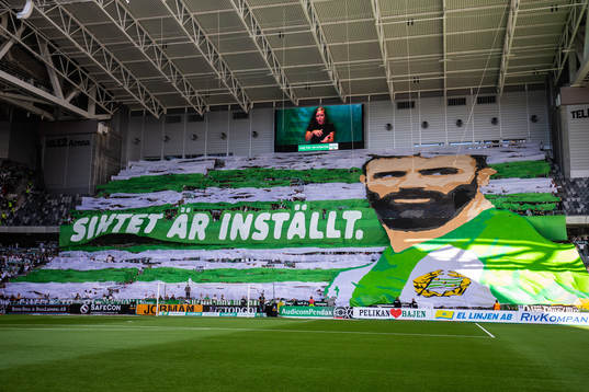 Hammarbys supportrar gör ett tifo innan fotbollsmatchen i
