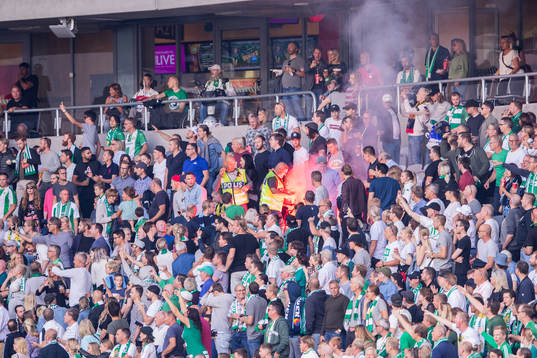 Djurgårdens klack kastar in en bengal mot norra läktaren