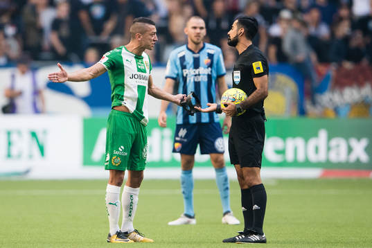 Hammarbys Nikola Djurdjic talar med domare Mohammed Al-Hakim