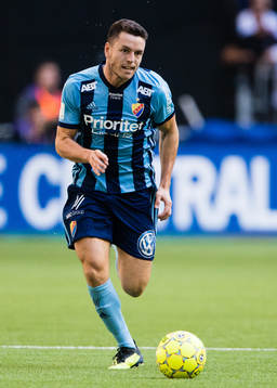 Djurgårdens Kerim Mrabti med bollen