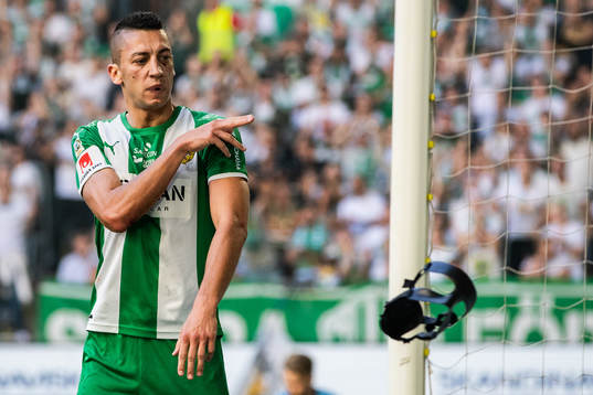 Hammarbys Nikola Djurdjic slänger bort sin mask